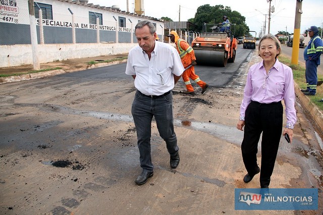 Prefeita Tamiko, junto com o secretário de Obras, Ernaldo Calvoso, vistoriaram a obra de caimento lateral da Avenida Pedro Bentivoglio Filho, no Distrito Industrial. Foto: Secom/Prefeitura