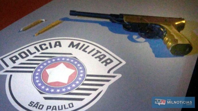 Foram apreendidos dois cigarros de maconha e uma pistola de pressão. Foto: DIVULGAÇÃO/PM