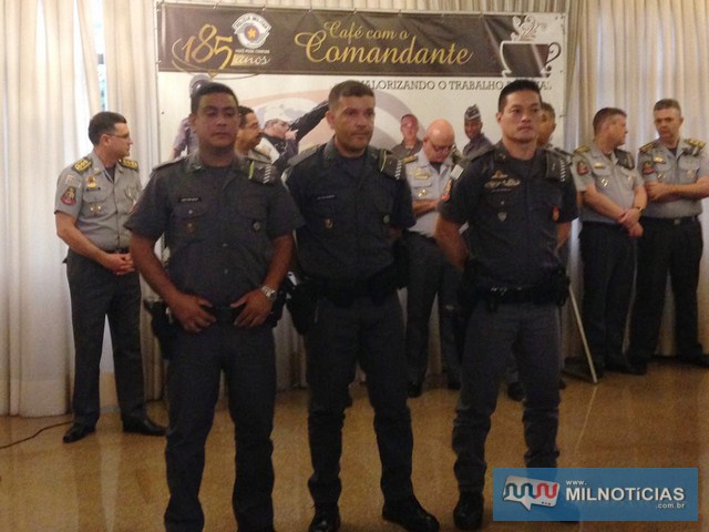 Cabos PM Edson de Souza Santos e Carlos Rafael Pereira, com capitão Takahashi, no ato da homenagem. Foto: DIVULGAÇÃO/PM