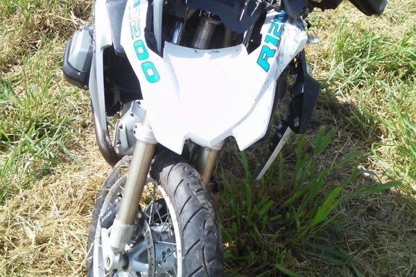 Coronel conduzia uma moto BMW e perdeu o controle em uma curva (Foto: João Paulo Rezende/ Clique F5).