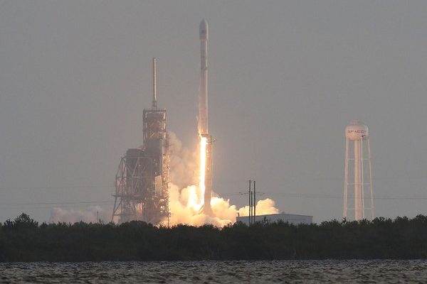 Decolagem de foguete da SpaceX que levou carga secreta ao espaço nesta segunda-feira (1º) (Foto: JOE RAEDLE / GETTY IMAGES NORTH AMERICA / AFP).