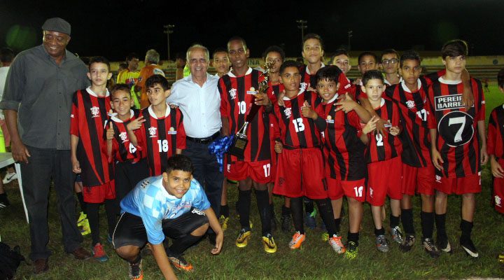 Pereira Barreto foi campeã no Sub-13. Prefeito da cidade (azul), prestigiou evento final. Foto: Manoel Messias/Mil Noticias