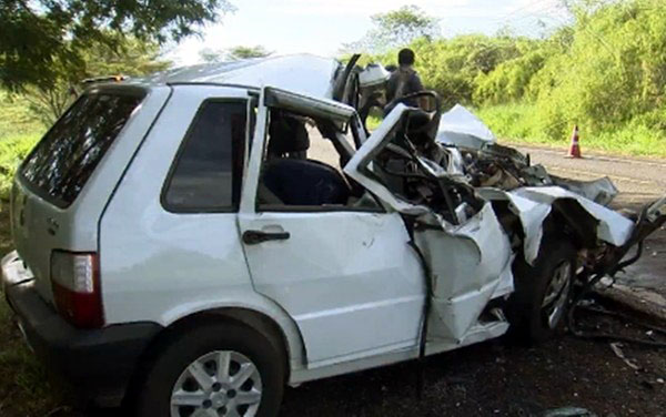 Carro ficou destruído após acidente em Sud Mennucci (Foto: Reprodução/TV TEM)