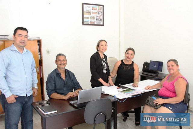 Tamiko acompanha atendimento que é feito a mutuários que podem tirar dúvidas e terem auxílio em acordos, renegociação de dívidas e parcelamentos, geração de segunda via de boletos , entre outros. Foto: Secom/Prefeitura