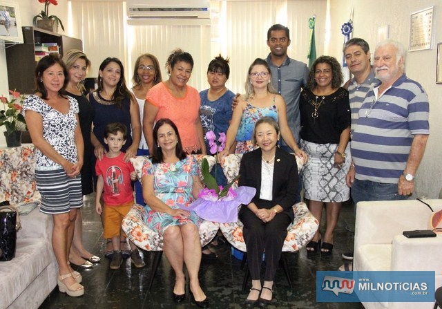 Tamiko entrega flores para a mãe servidora municipal com mais idade. Foto: Secom/Prefeitura