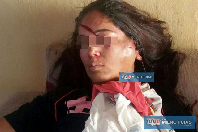 Mulher levou três golpes de facão, sendo um na altura da testa e região do olho, outro que decepou parte da orelha esquerda e mais um no couro cabeludo, no alto da cabeça. Fotos: INTERNAUTA