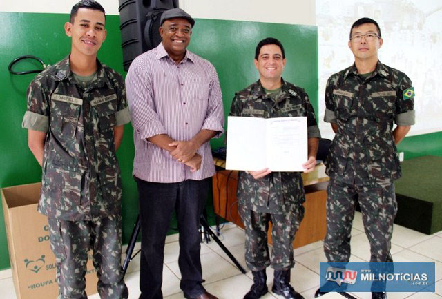 A partir da dir., subtenente Minakawa, major Carlos Alberto, secretário de Esportes, Manoel Messias de Almeida e cabo Gabriel. Foto: Secom/Prefeitura