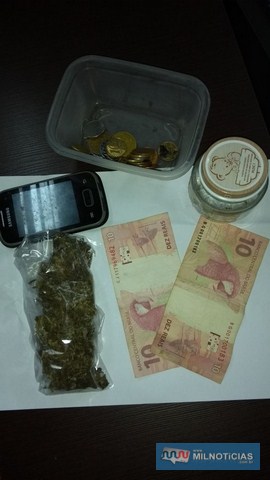 Foram apreendidos 30 gramas de maconha (Cannabis Sativa), R$ 20,00 em dinheiro e uma lista com nome de usuários devedores de droga. Foto: DIVULGAÇÃO 