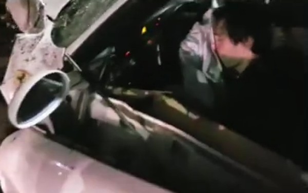 Motorista do Honda Fit fez imagens do motorista da Ferrari após a colisão (Foto: Reprodução/TV Globo).