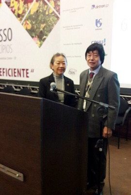 Proposta de instalação de Campus da USP na região Oeste e Noroeste do Estado idealizado pelo ex-prefeito Jamil Ono e apresentada no plenário do 61º Congresso Estadual de Municípios pela prefeita Tamiko Inoue foi aprovada com louvor. Foto: Secom/Prefeitura