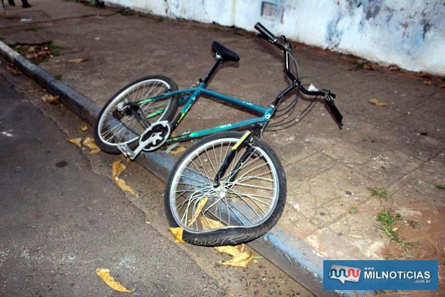 Bicicleta conduzida pela vítima ficou com a roda dianteira totalmente entortada. FOTO: MANOEL MESSIAS/Agência