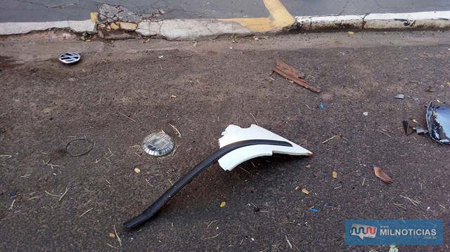 Pedaços do parachoque do Gol e símbolo da companhia VW ficaram pelo asfalto. Foto: Facebook/Reprodução