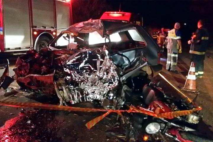 O impacto provocou a morte instantânea do motorista do Uno e ferimentos graves no motociclista. Foto: Votunews