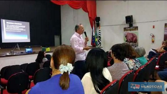 Como tema “O autismo infantil”, a formação visava auxiliar professores a identificarem alunos com tendência à doença e no mesmo seguimento encaminhá-los para profissionais competentes fazer o devido acompanhamento. Foto: Assessoria de Imprensa