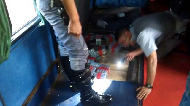Mercadorias estavam escondidas em um fundo falso do ônibus (Foto: Cedida/Polícia Militar Rodoviária)