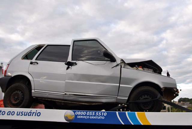 Dois carros bateram de frente em rodovia, em Fernandópolis (Foto: Divulgação/Regiaonoroeste.com)