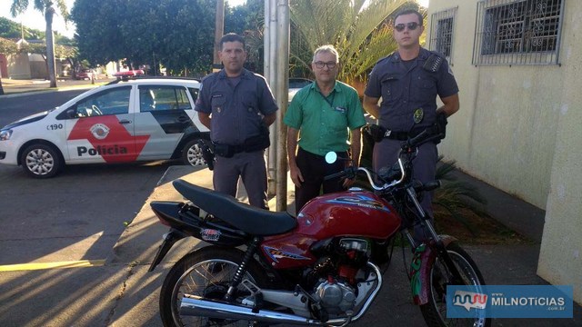 O proprietário Laércio Eresian, de 54 anos, agradece empenho dos PMs cabos PM Edson e Dobe. Foto: DIVULGAÇÃO/PM
