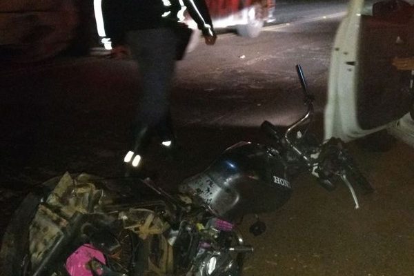 Moto ficou destruída após a colisão em Igaraçu do Tietê (Foto: Imprensa Jaú / Divulgação ).
