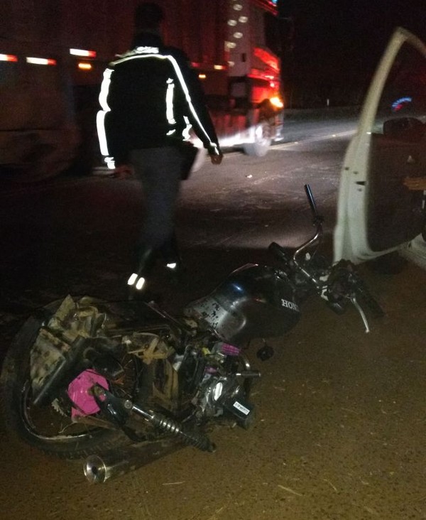 Moto ficou destruída após a colisão em Igaraçu do Tietê (Foto: Imprensa Jaú / Divulgação ).