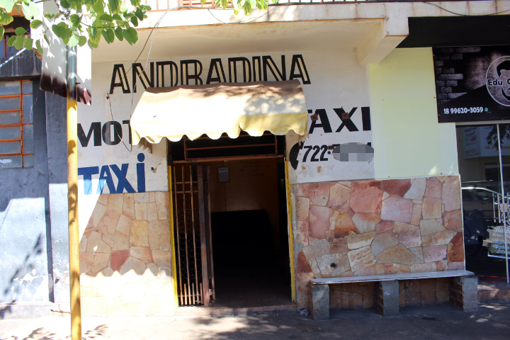 Depois de ferida, a vítima atravessou a rua e pediu socorro em um mototaxi. Foto: Manoel Messias/Agência