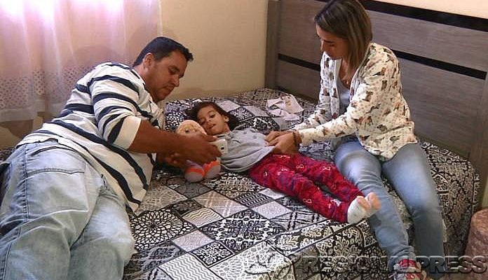 A pequena Isabela com os pais Edimilson e Jeane. Foto: Regionalpress