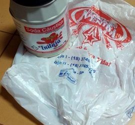 Foram localizados a faca que ele ameaçou matar a vítima e a soda caustica que ele disse que iria se suicidar. Polícia Civil/Divulgação