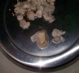 Foram apreendidas 29 porções de crack, sendo 28 pequenas e 1 grande, pesando 7 gramas. Polícia Militar/Divulgação
