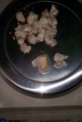 Foram apreendidas 29 porções de crack, sendo 28 pequenas e 1 grande, pesando 7 gramas. Polícia Militar/Divulgação
