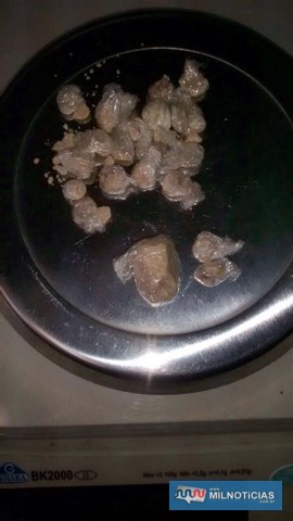 Foram apreendidas 29 porções de crack, sendo 28 pequenas e 1 grande, pesando 7 gramas. Polícia Militar/Divulgação