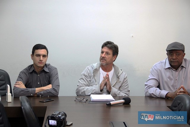 Ao centro o vice-prefeito Pedro Bentivóglio, tendo ao lado direito da foto o secretário de Esporte, Manoel Messias e o procurador jurídico, Vitor Ottoboni, esclarecem alteração de data durante entrevista. Foto: Secom/Prfeitura