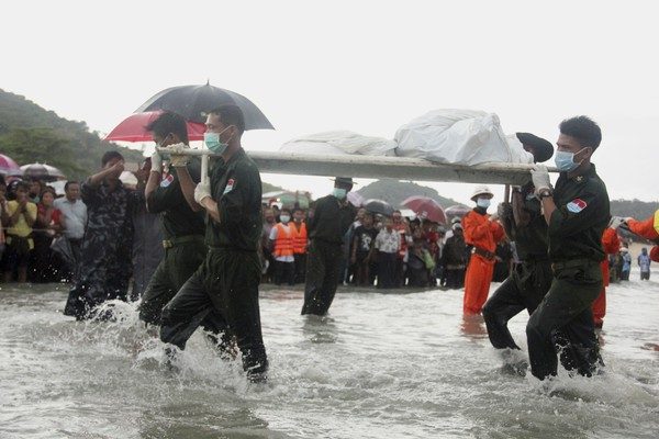 Corpos são resgatados no Mar de Andamão, em Mianmar (Foto: Esther Htusan/AP).