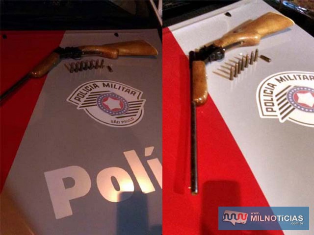 Foram apreendidos uma espingarda calibre .40, adaptada para calibre .38mm, além de 8 munições calibre .38mm. Foto: DIVULGAÇÃO/PM