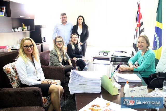 Tamiko com a juíza da 2ª Vara da Comarca de Andradina, Drª Débora Tibúrcio Viana que está à frente do Anexo da Violência Doméstica e Familiar contra a Mulher. Foto: Secom/Prefeitura