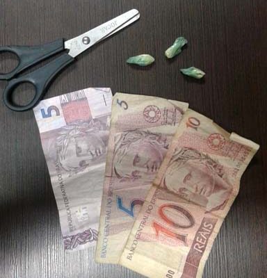 Foram apreendidos R$ 20,00, três porções de crack e uma tesoura. Foto: DIVULGAÇÃO