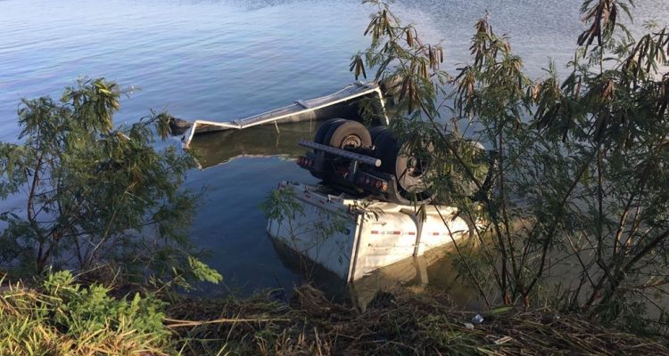 Com o impacto da batida, caminhoneiro caiu em represa em Avaré (Foto: Pedro Salgado/TV TEM).