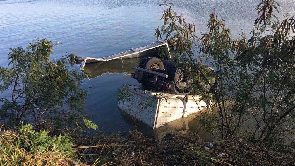 Com o impacto da batida, caminhoneiro caiu em represa em Avaré (Foto: Pedro Salgado/TV TEM).
