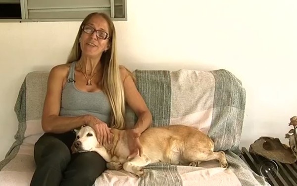 Ester Kishi adora animais e perdeu uma cachorra para a cinomose (Foto: Reprodução/TV TEM)