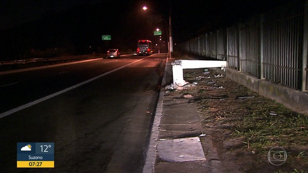 Batida chegou a derrubar poste na Avenida Aricanduva (Foto: Reprodução/TVGlobo).