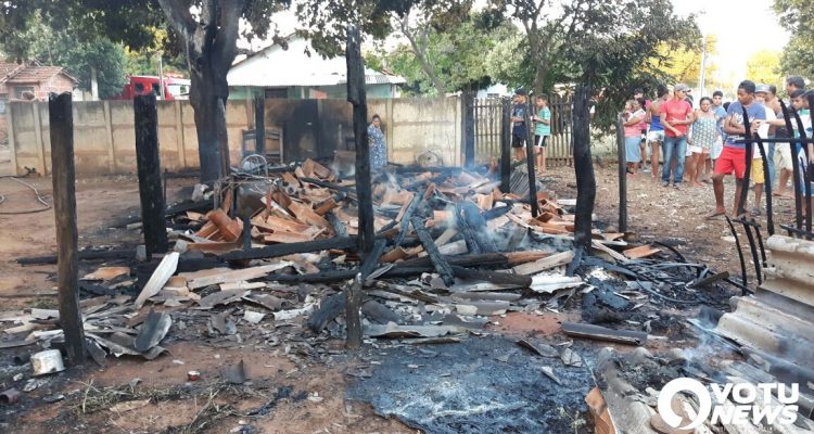 Idoso morre carbonizado depois de casa pegar fogo em Cardoso (Foto: VotuNews)