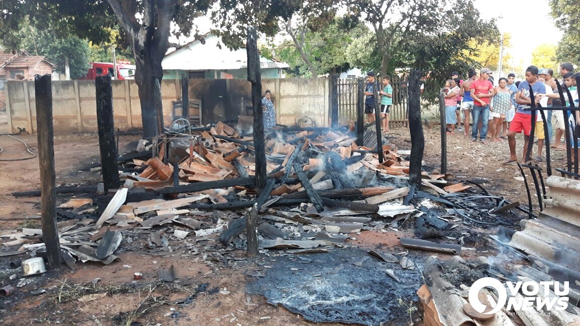 Idoso morre carbonizado depois de casa pegar fogo em Cardoso (Foto: VotuNews)