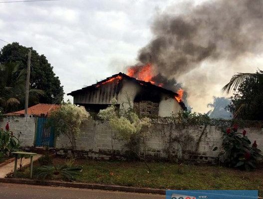 Casa de madeira foi completamente destruída pelo incêndio provocado por uma vela acessa. Foto: Facebook/Reprodução