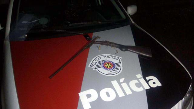 Foram localizados ainda uma espingarda cal.44; um cartucho do mesmo calibre. foto: DIVULGAÇÃO/PM