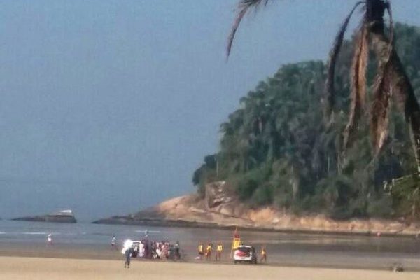 Homem foi encontrado morto em rochedo de ilha em Santos, SP (Foto: G1 Santos).
