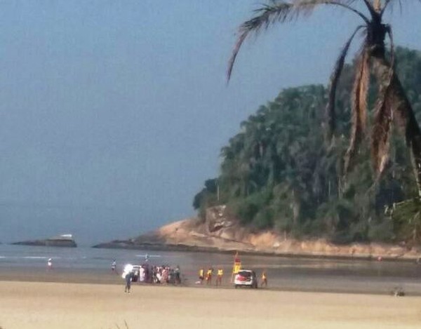 Homem foi encontrado morto em rochedo de ilha em Santos, SP (Foto: G1 Santos).