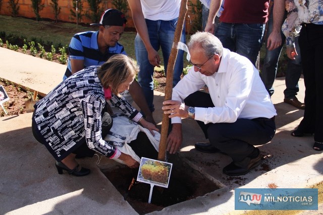 Prefeita Tamiko e José Lenhare, do Pró-vida, plantam árvore na inauguração da praça. Foto: Secom/Prefeitura