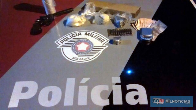 Foram apreendidos 1 tijolo de maconha, ´cocaína e crack, um revólver calibre .386 e 11 munições, além de R$ 227,00 em dinheiro. Foto: DIVULGAÇÃO/PM