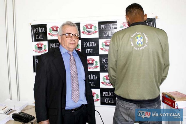 Delegado Tadeu Carvalho, da DIG, apresenta condenado no dia da prisão dele por sua equipe. Foto: Manoel Messias/Mil Noticias