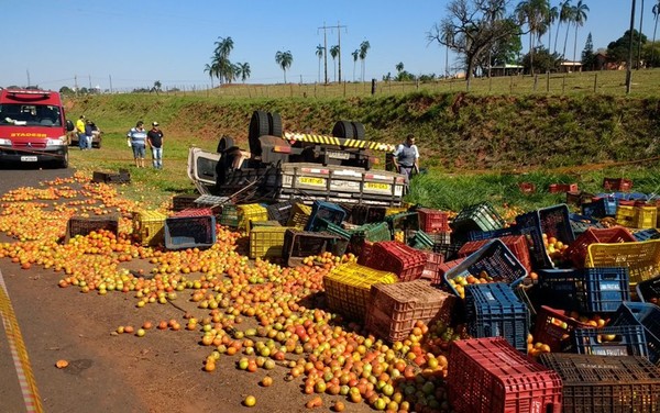 Carga do tomate ficou espalhada na pista (Foto: Arquivo Pessoal)