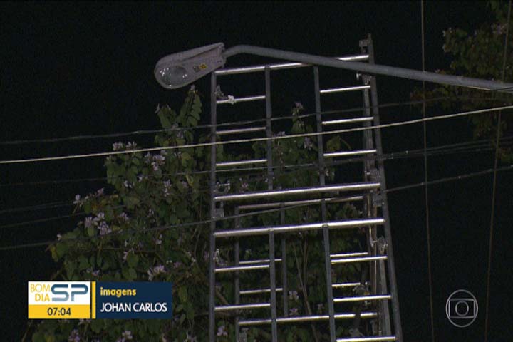 Andaime de onde técnico caiu em São Paulo (Foto: Reprodução/TV Globo).