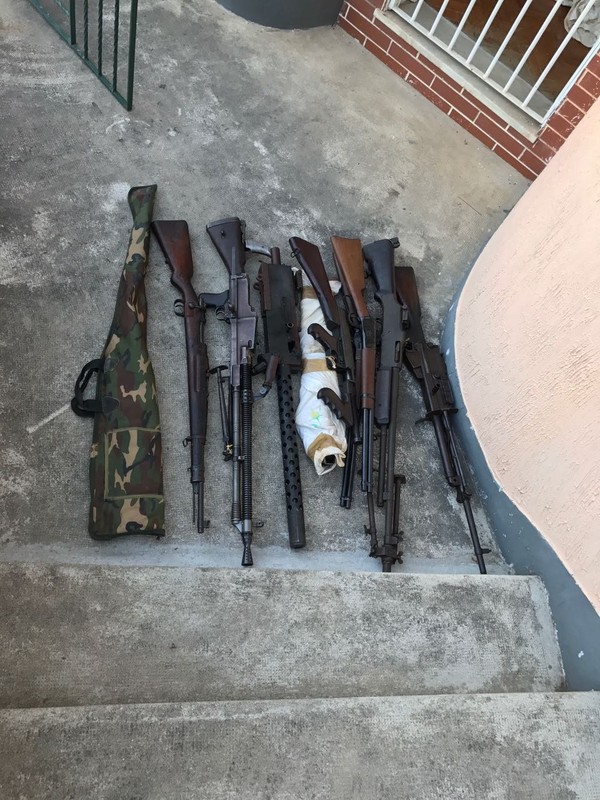 Armamento apreendido pelos policiais federais na casa de Riacrdo Falcão (Foto: Reprodução).